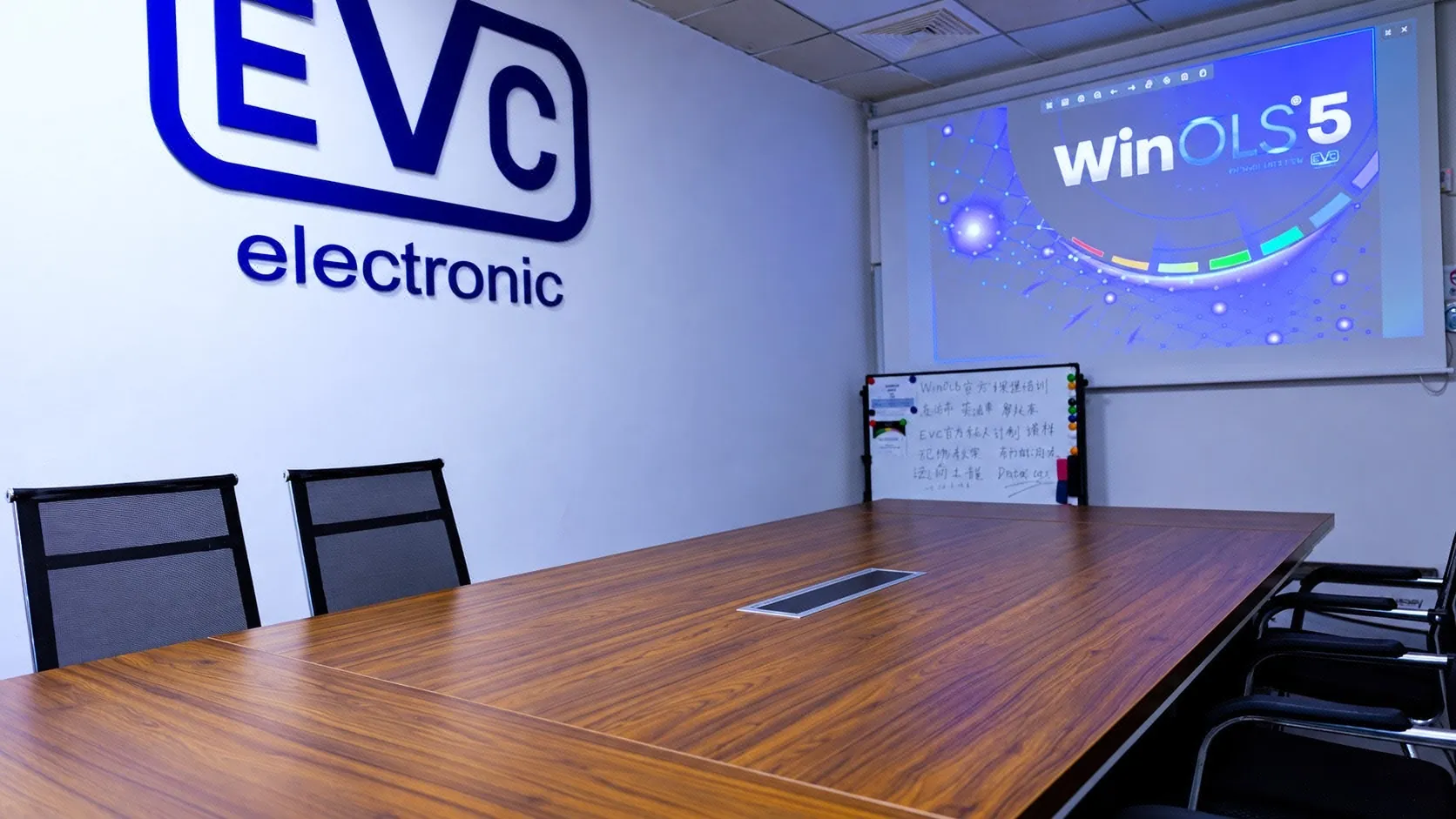 EVC-standard WinOLS training classroom at the WRQ-TUNING workshop in Shenzhen, with the WinOLS 5 projector screen
